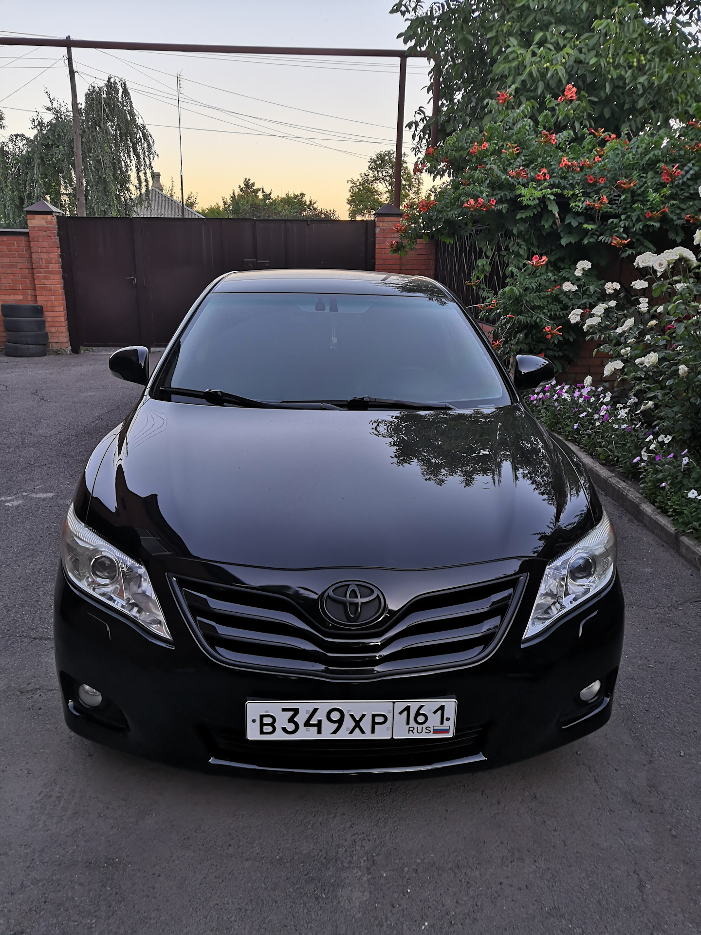 Лобовое камри. Камри 55 тонировка лобового. Toyota Camry 45 кузов чёрный. Camry ACV 50 тонированная.