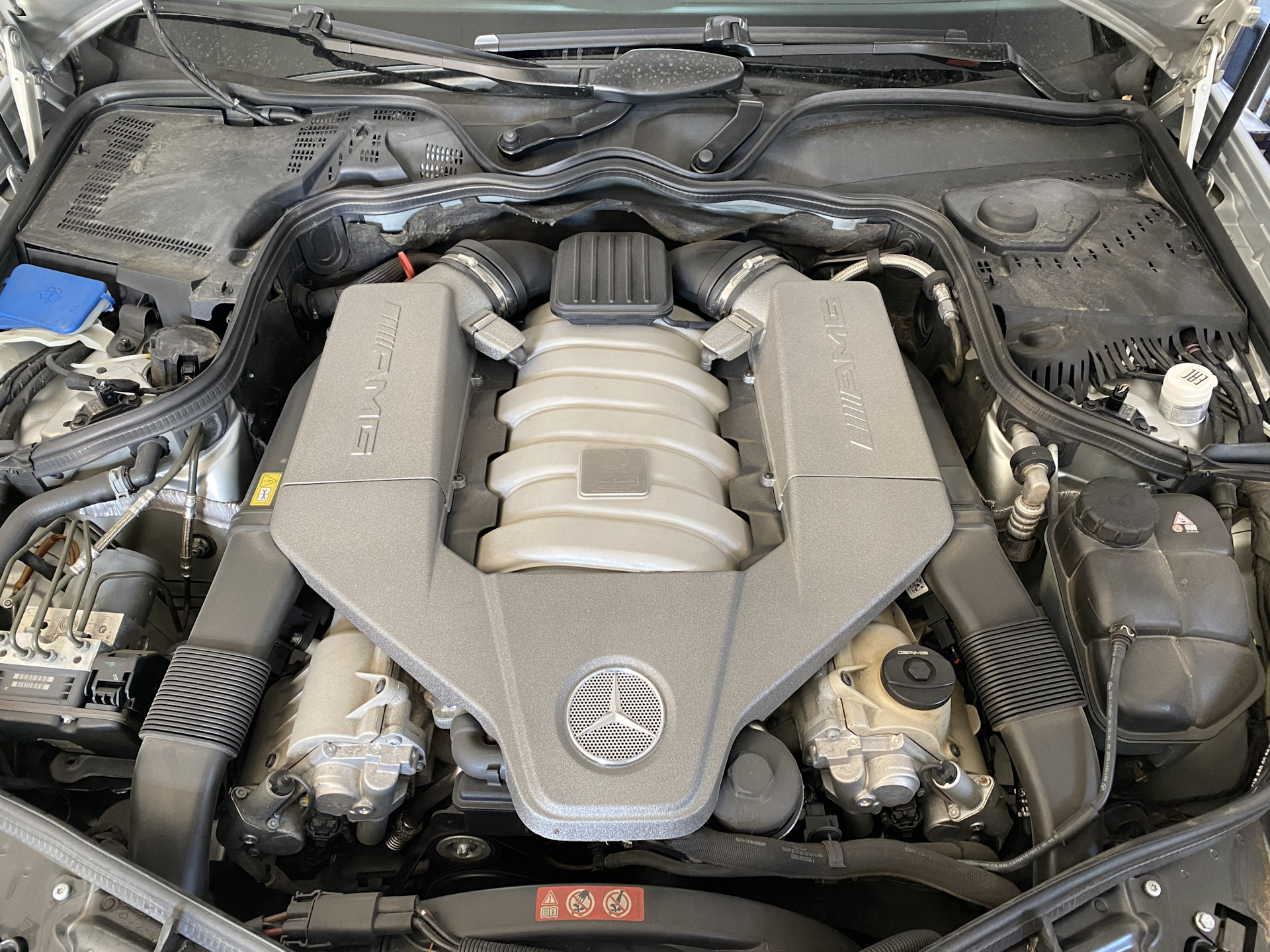 Замена впускного коллектора — Mercedes-Benz CLS 63 AMG (C219), 6,2 л ...