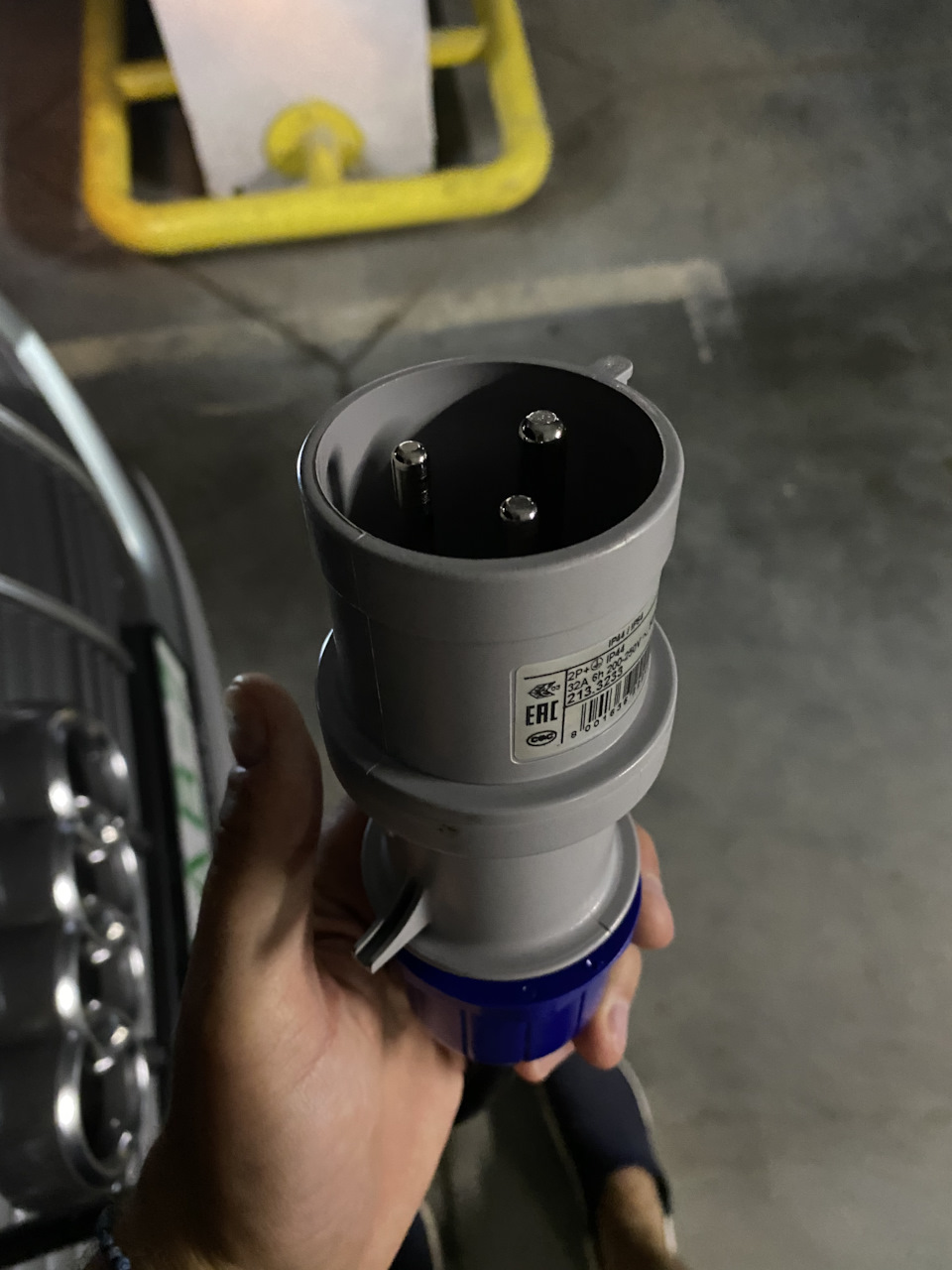 Замена вилки на портативной зарядке e-tron из США — Audi e-tron, 2019 ...