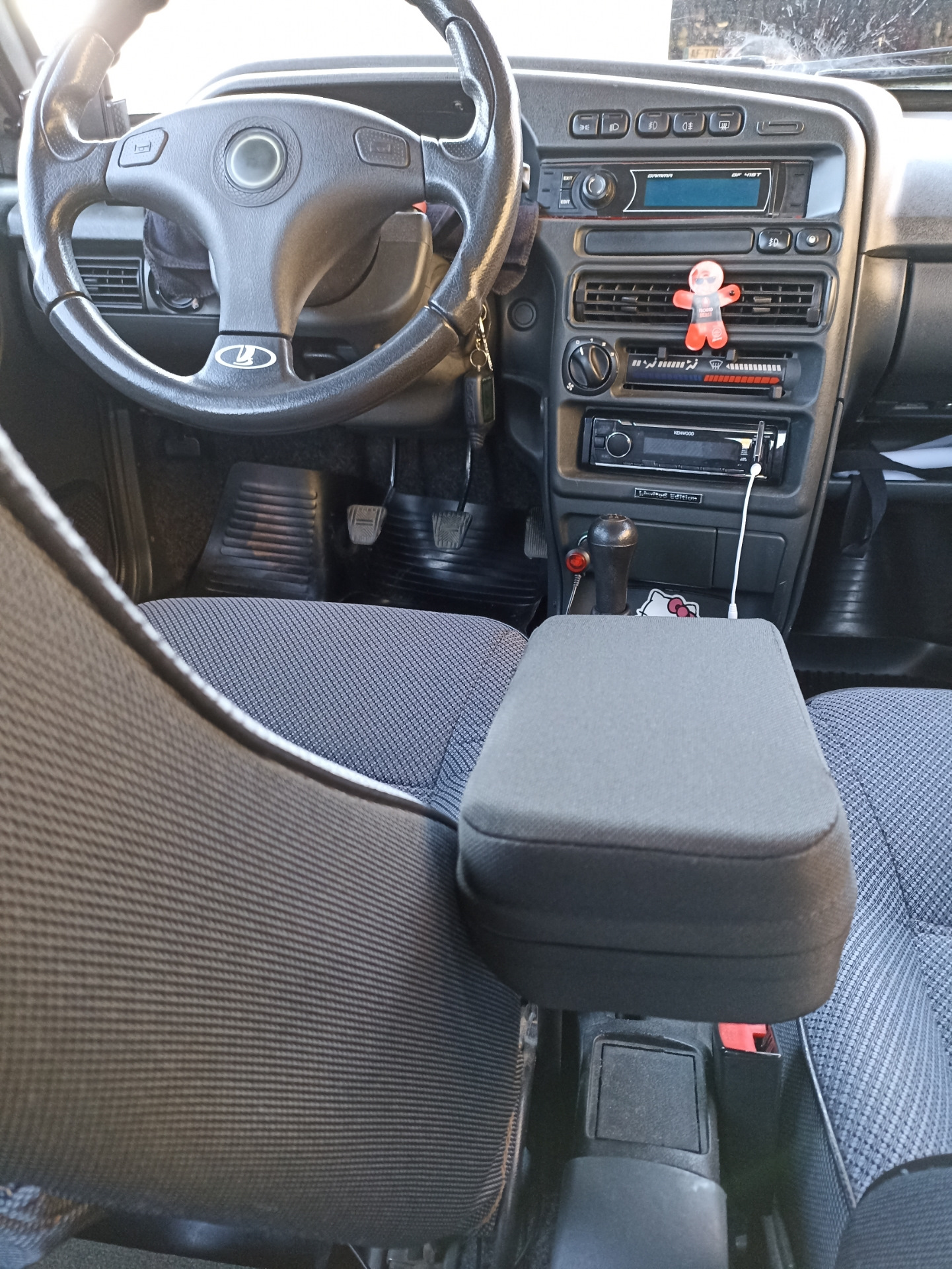 Подлокотник ваз 2109 / 2114 — Lada 21093i, 1,6 л, 2007 года ...