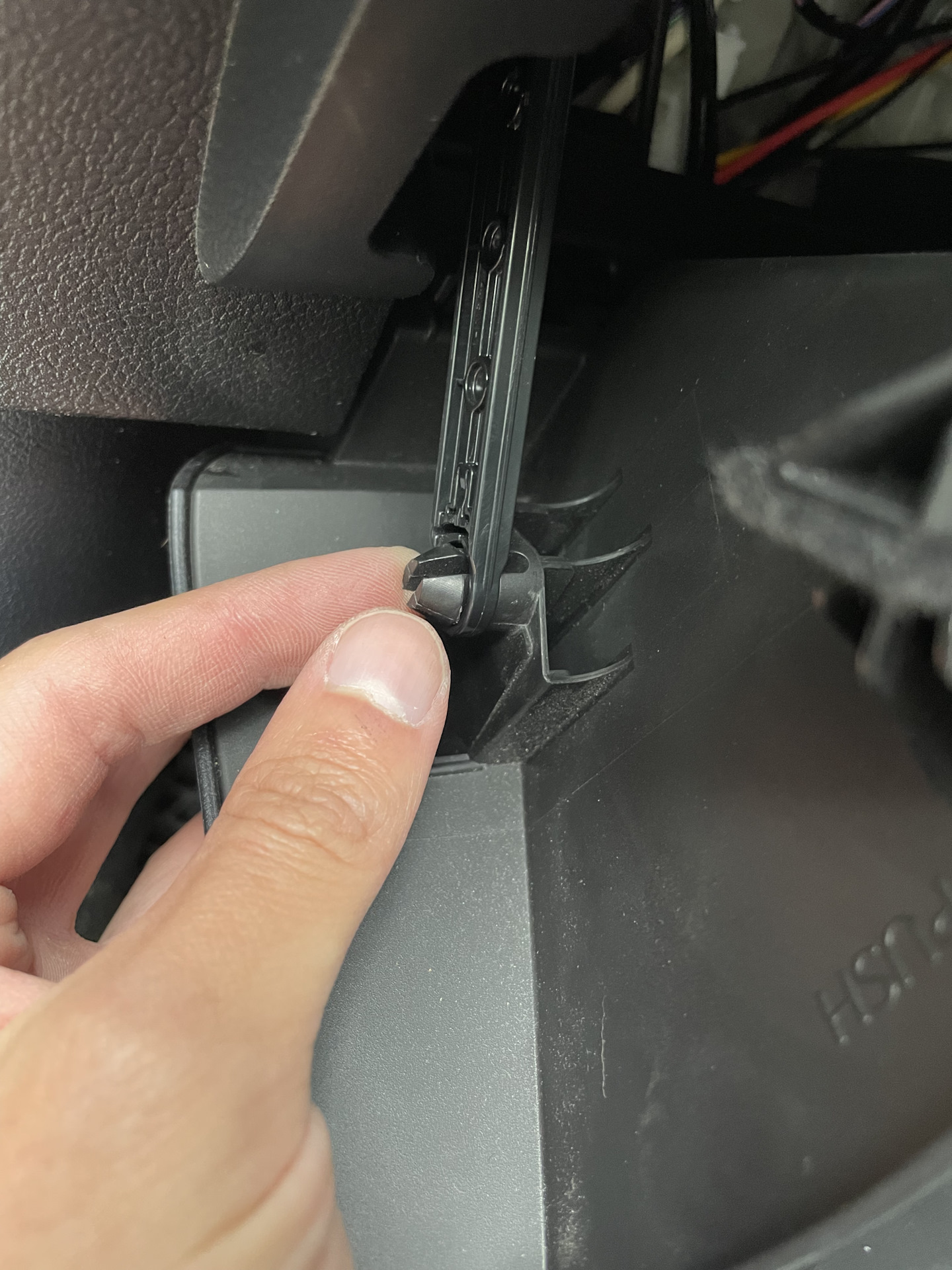 #9 Замена салонного фильтра — Toyota Prius (50), 1,8 л, 2017 года ...