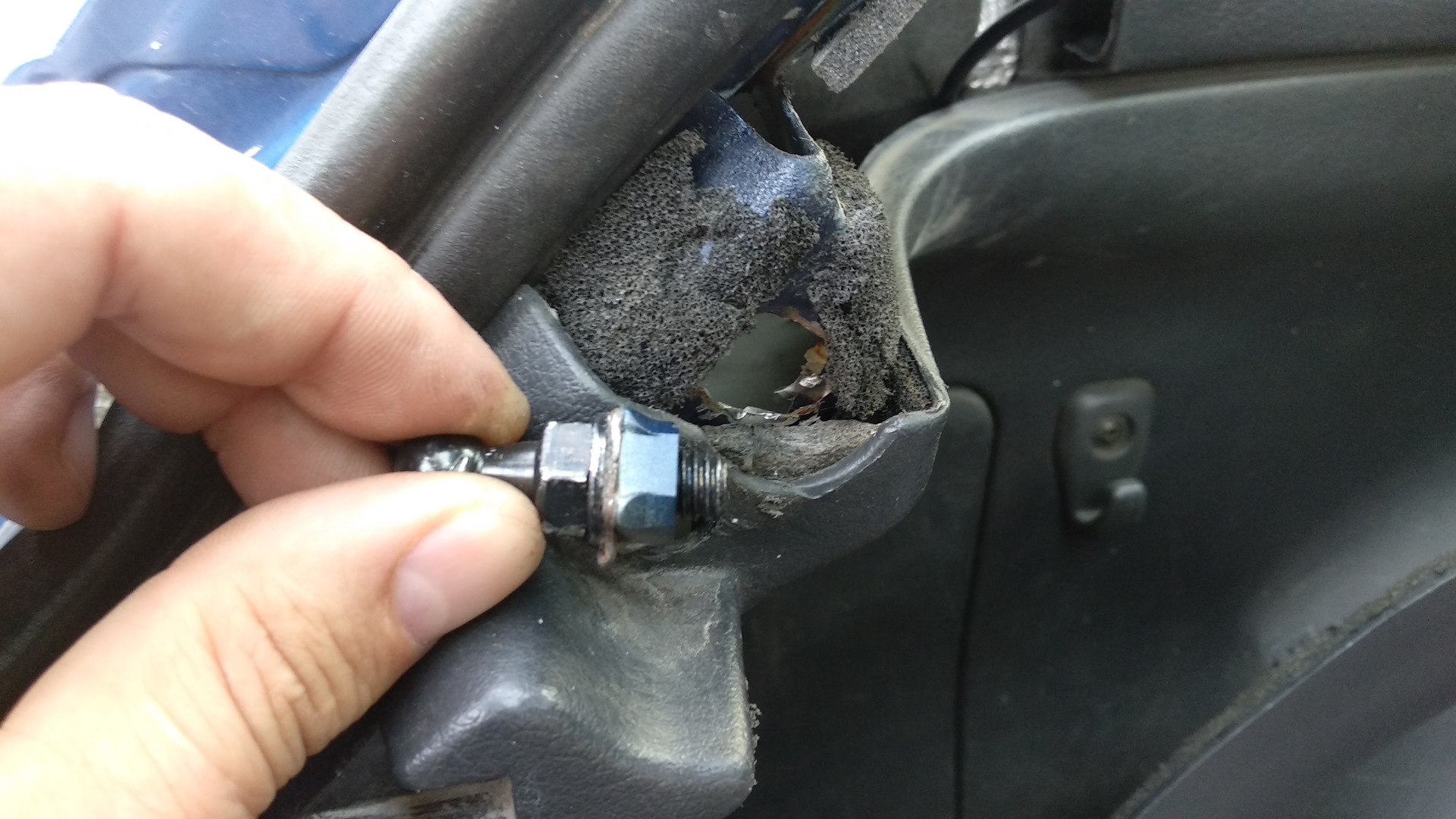 Болт крепления амортизатора задней двери