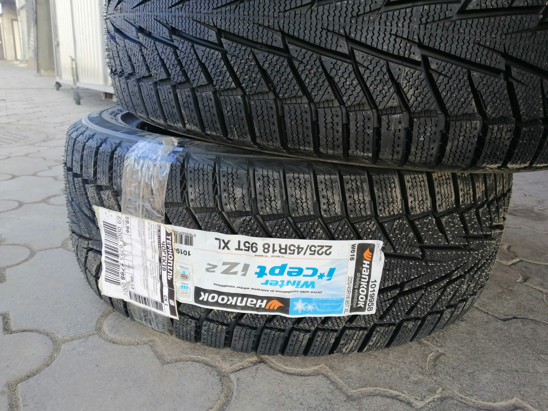 Hankook winter 215 65 r16. Hankook w616. Hankook Tire Winter i*cept iz 2 w616. Hankook Winter i*cept w616.