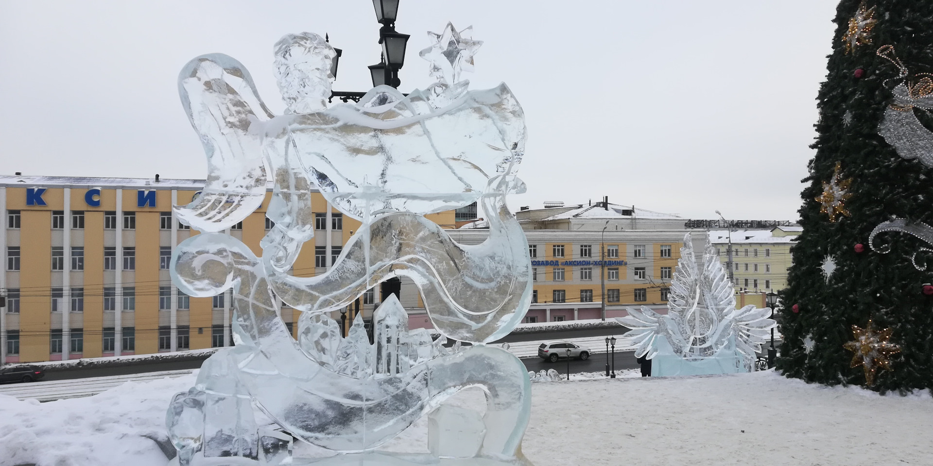 Ижевск ледяные скульптуры. Парк ледяных скульптур Ижевск. Ледовые скульптуры Ижевск 2023. Ледяные скульптуры Ижевск 2019. Набережная Ижевска ледяные скульптуры.