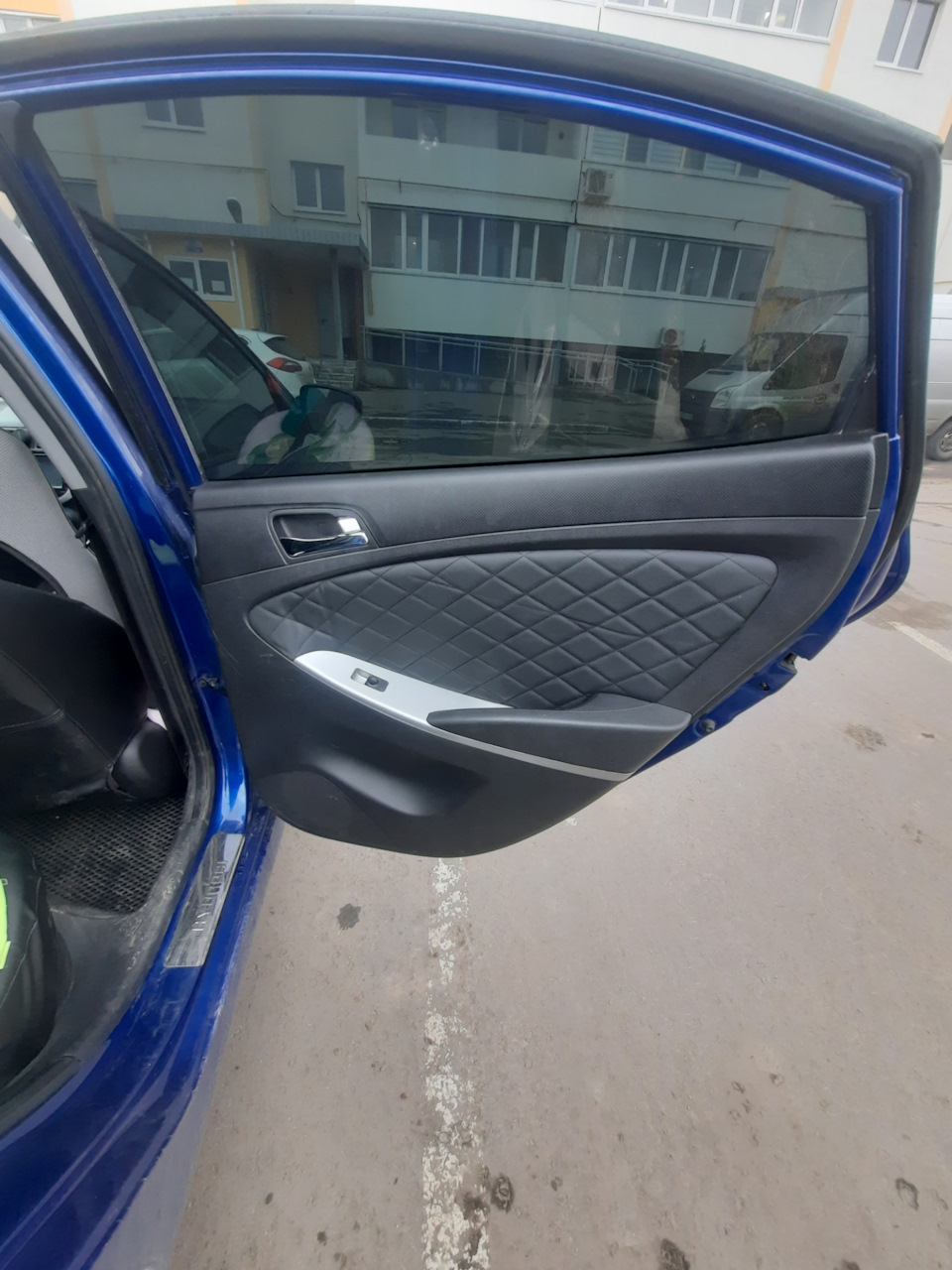 Карта на месте — Hyundai Solaris (1G)
