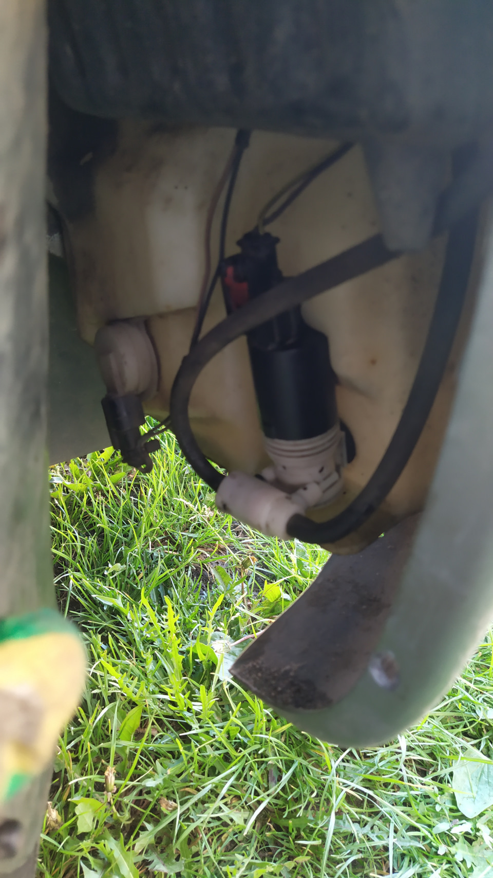 Насос омывателя стекол — Chrysler Town and Country IV, 3,3 л., 2004 ...