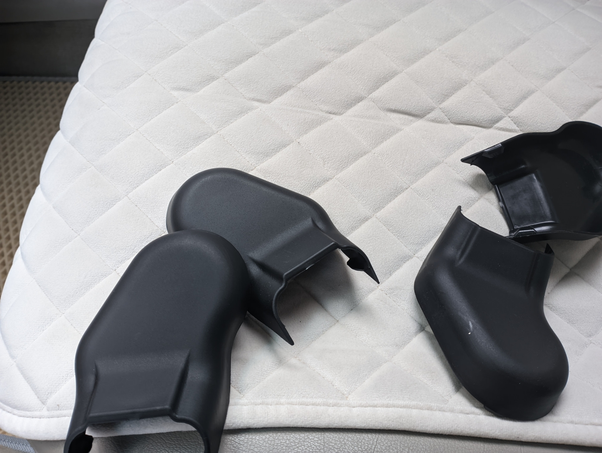 Заглушки болтов передних сидений — Toyota Camry (XV40), 2,4 л., 2010 ...