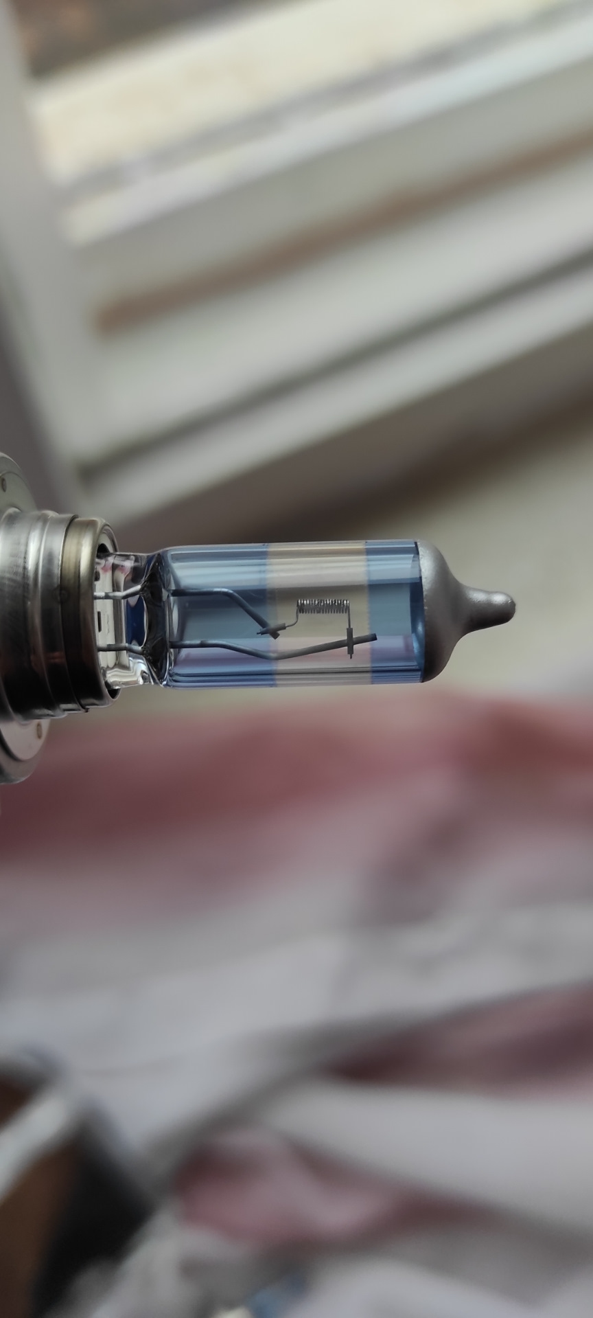 Перегоревшая галогеновая лампа. Лампа ближнего света 2190. Лампа ближнего света на гранту 2190 цоколь. Перегоревшая лампа на автомобиле. Лампа ваз 2114 ближний дальний.