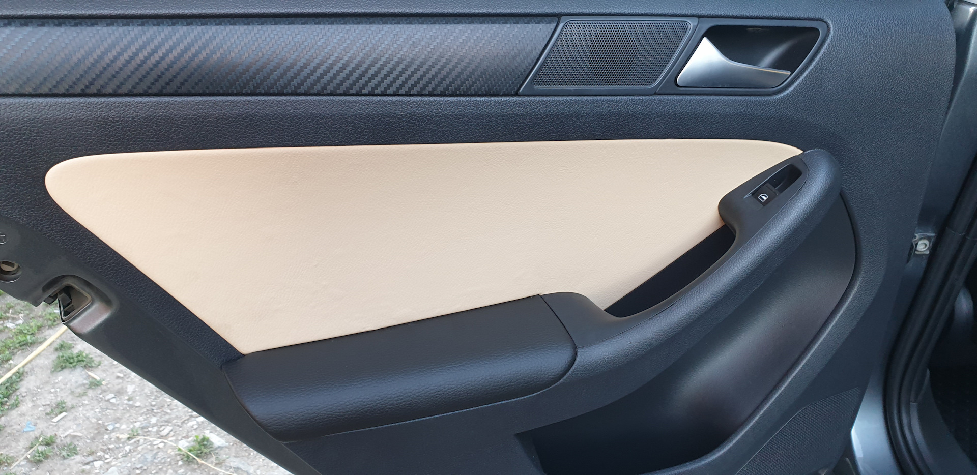 Двери на Фольксваген Джетта 6. Черные обшивки салона Джетта 6. Кожаные вставки в двери VW Jetta 6. Черные обшивки стоек Джетта 6.