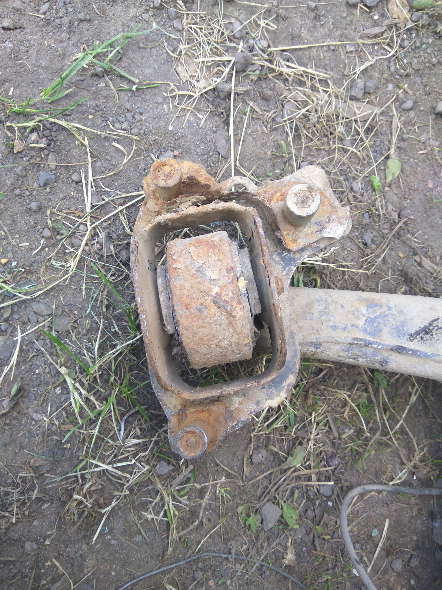 крепление рычага подвески мазда 626. болт на сайлентблок продольных рычагов лансер 9. задние сайлентблоки бмв е36. крепление продольного рычага подвески мазда 626. рычаг задний т4 сгнила площадка под пружину.