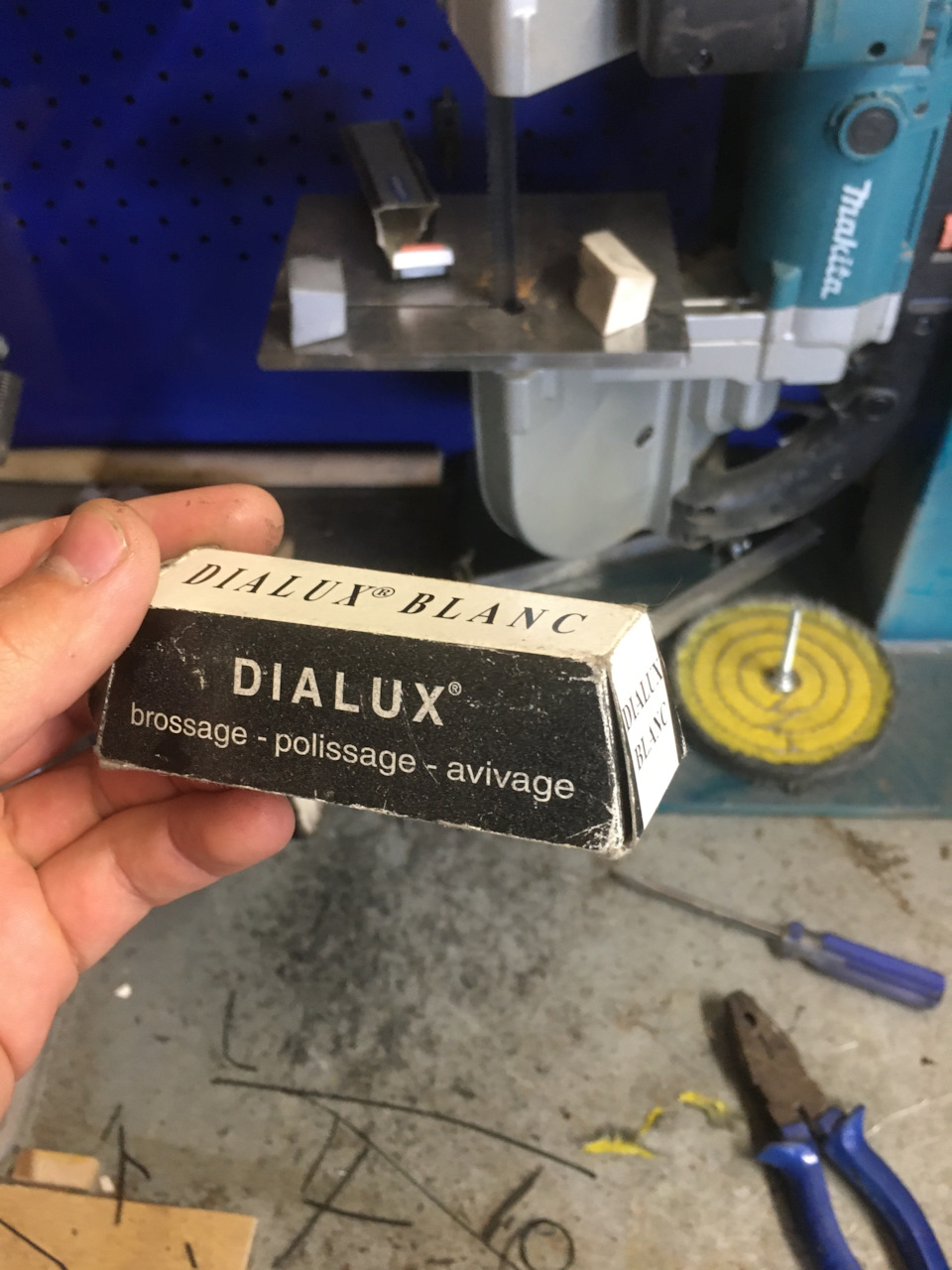 Паста для полировки. Есть еще серая такая, но она более грубая, для совсем мертвых элементов подойдет, но может и содрать покрытие. — Toyota Crown (S120)