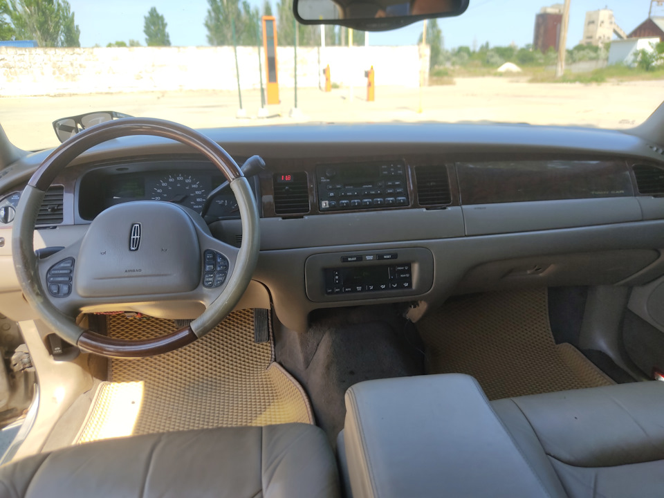 Фото в бортжурнале Lincoln Town Car III