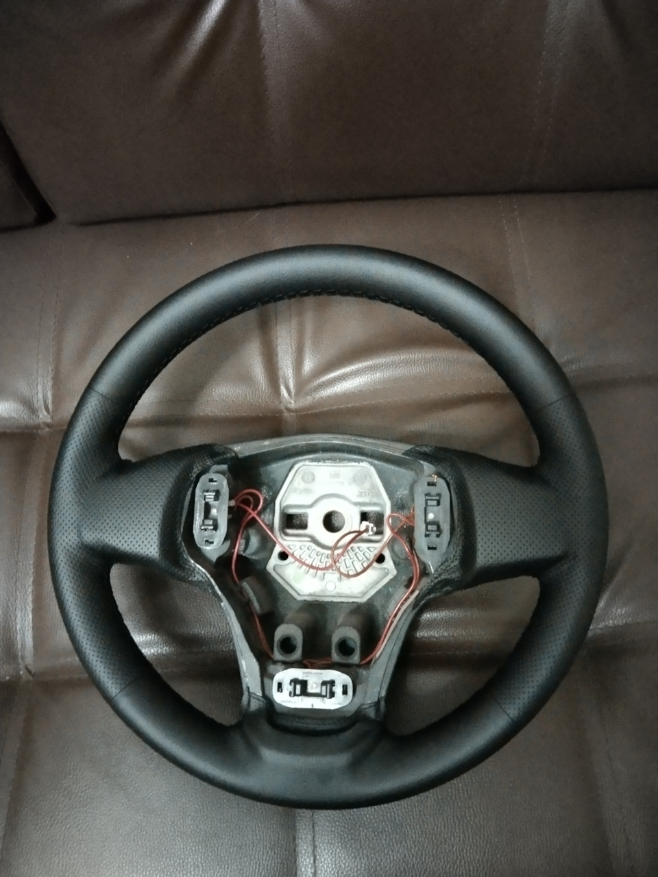 Руль в кожу — Chevrolet Niva GLX, 1,7 л, 2011 года | своими руками | DRIVE2