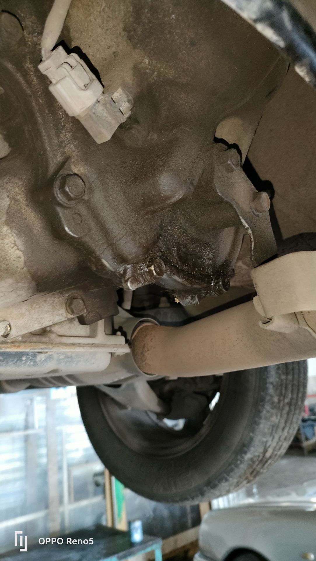 Подтёки масла под коробкой передач CVT — Subaru Outback (BR), 2,5 л ...