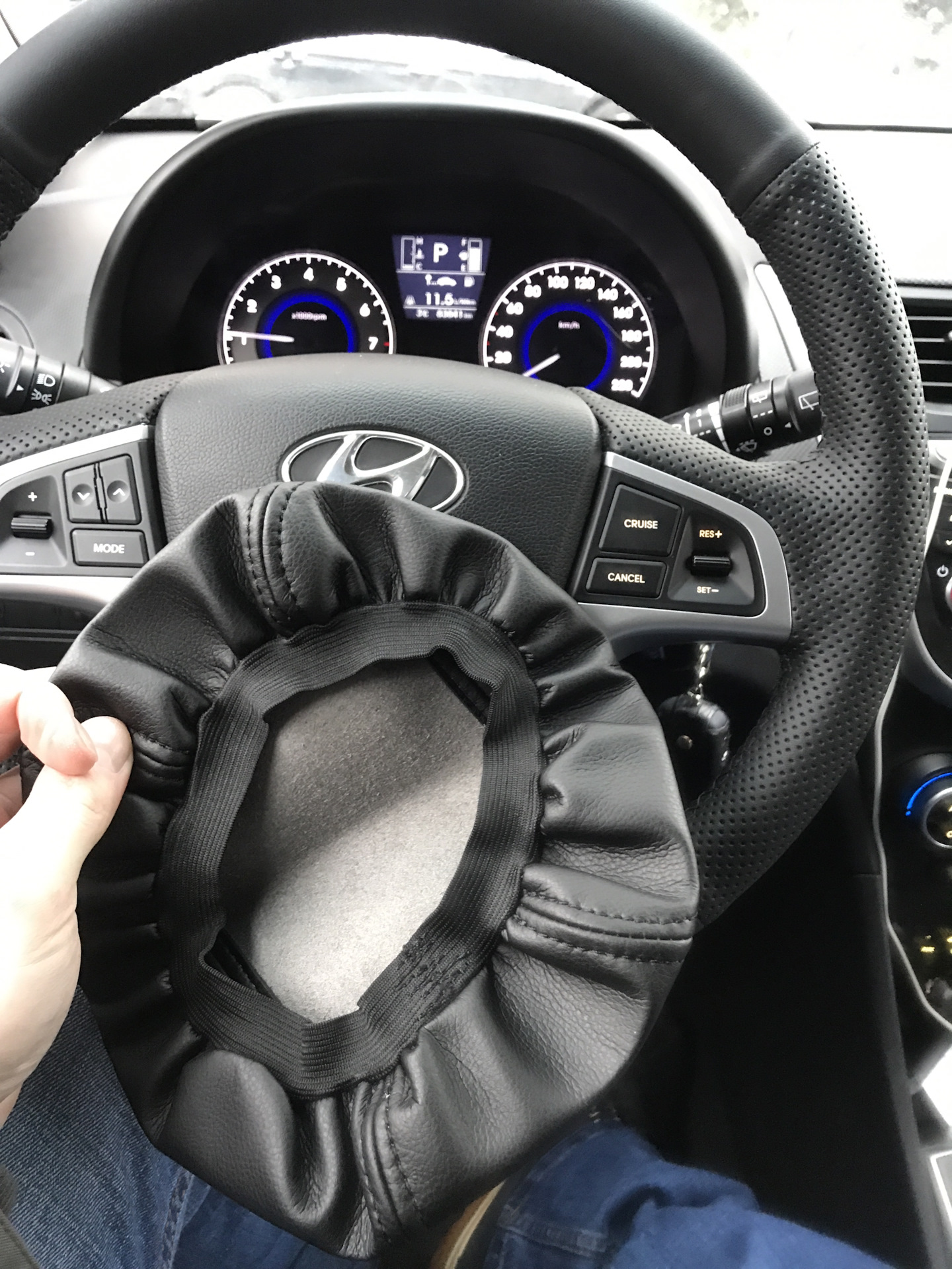 Подлокотник в кожзам. — Hyundai Solaris Hatchback, 1,6 л, 2014 года ...