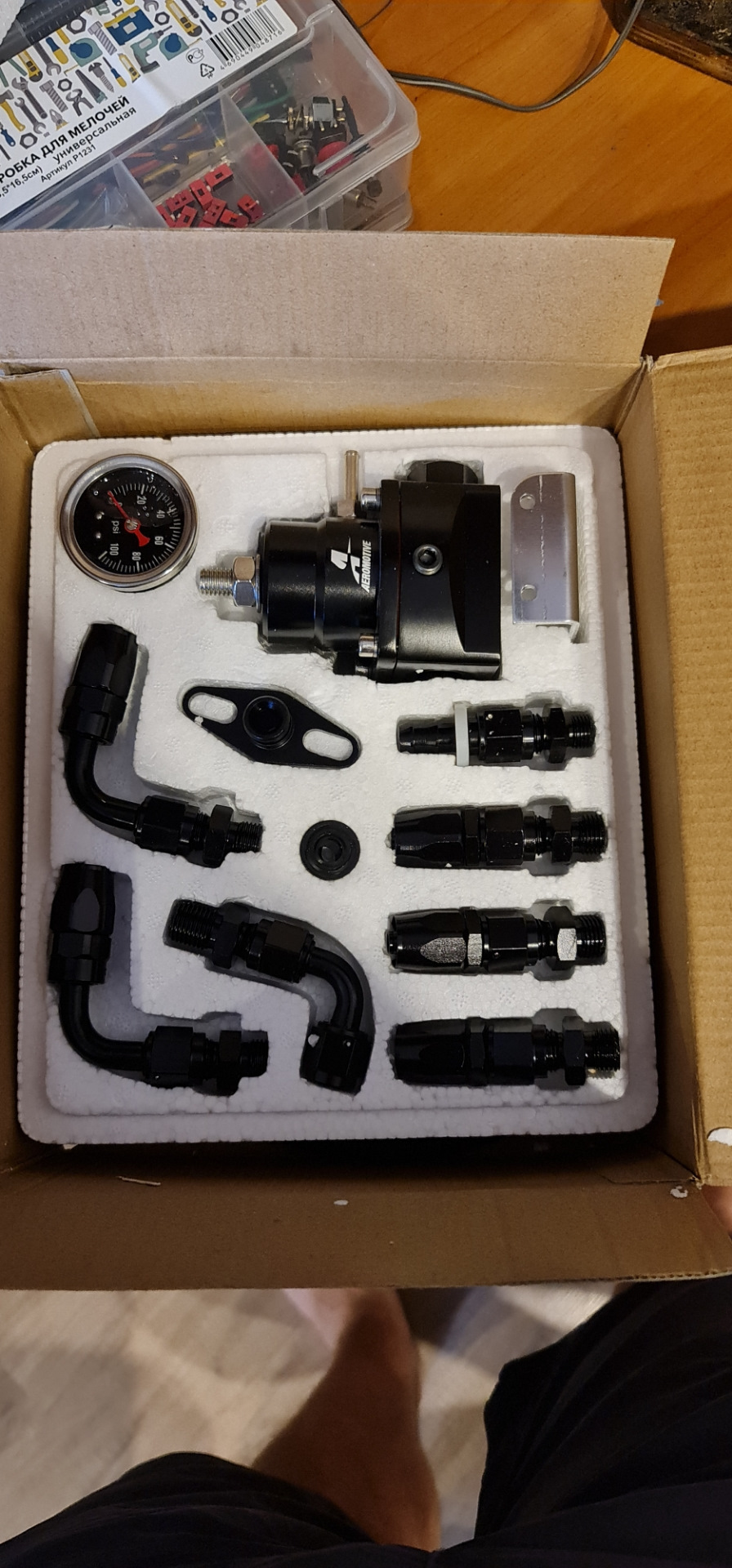 Не оригинал, но качество очень порадовало. Работает отлично. Большой набор разных фитингов в комплекте, а также качественные шланги. Собрал как указано в инструкции, где надо — тянул, где не надо — не тянул) Где сказано уплотнять — уплотнял. По итогу собралось без протечек, давление держит и регулирует. Планирую вкрутить вместо манометра сенсор и в салон показометр. Встает болт-он к штатной рейке. — Mitsubishi Lancer Evolution VIII