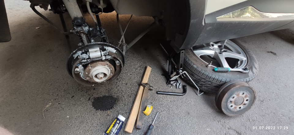 Снятие тормозных барабанов для устранения скрипа — Renault Kaptur (2016 ...