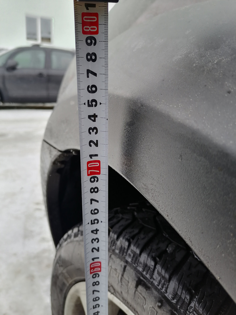 Перед — Lada Largus Cross. Запчасти на фото: B8210