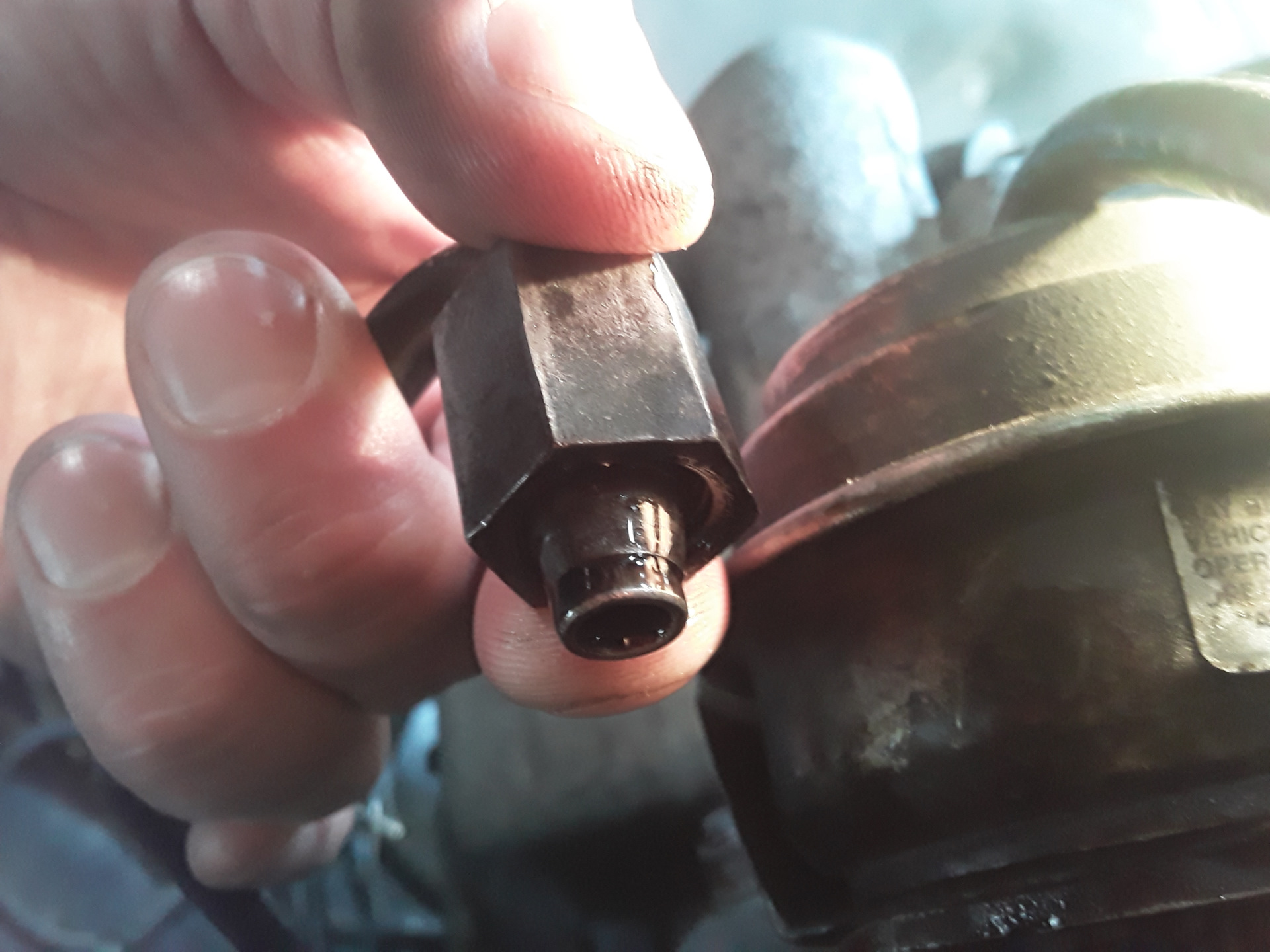 Как устранить течь масла через соединение трубки — Audi A4 (B5), 1,9 л ...