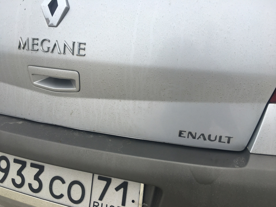 Как снять надписи с багажника Убрал надписи RENAULT и MEGANE - Renault Megane II, 1,6 л, 2007 года стайлинг DR