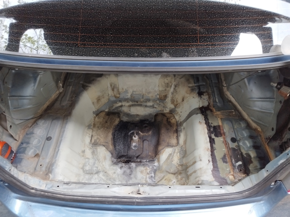 Устранение коррозии в багажнике — Honda Civic 4D (8G), 1,8 л, 2007 года ...