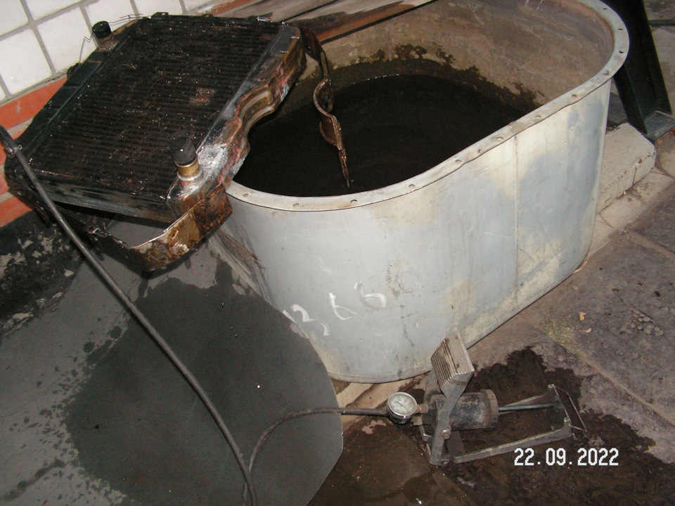 В баке с водой опрессовал радиатор. Немного пришлось устранить старые течи. И за одно новые припаянные патрубки. Для этого пришлось удалить нижнюю обвязку. — Самодельный микроавтобус  ГЛОРИЯ