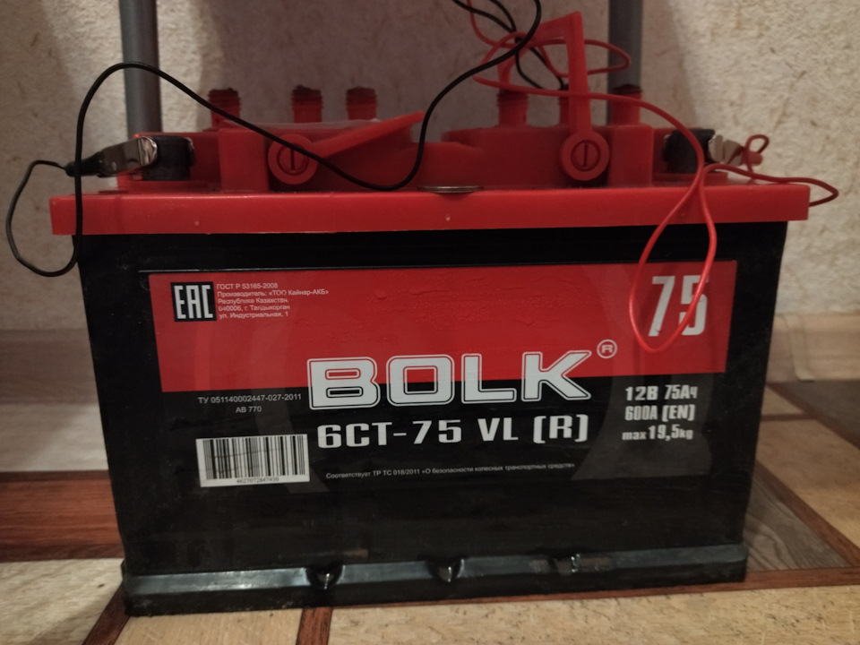 стационарная зарядка аккумулятора автомобиля. виды зарядных устройств для аккумуляторов. заряжены ли аккумуляторы при покупке. аккумулятор автомобильный зарядка 12. списание аккумуляторных батарей.