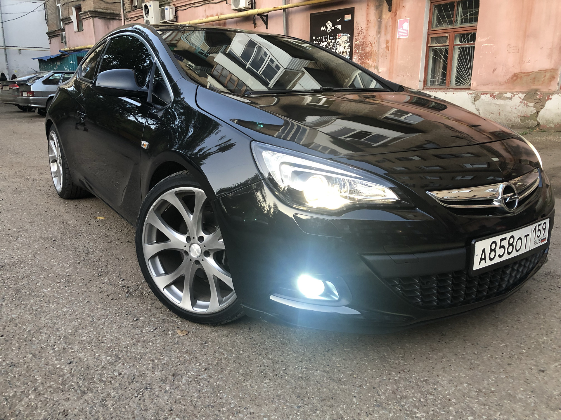 Opel Astra j GTC черный