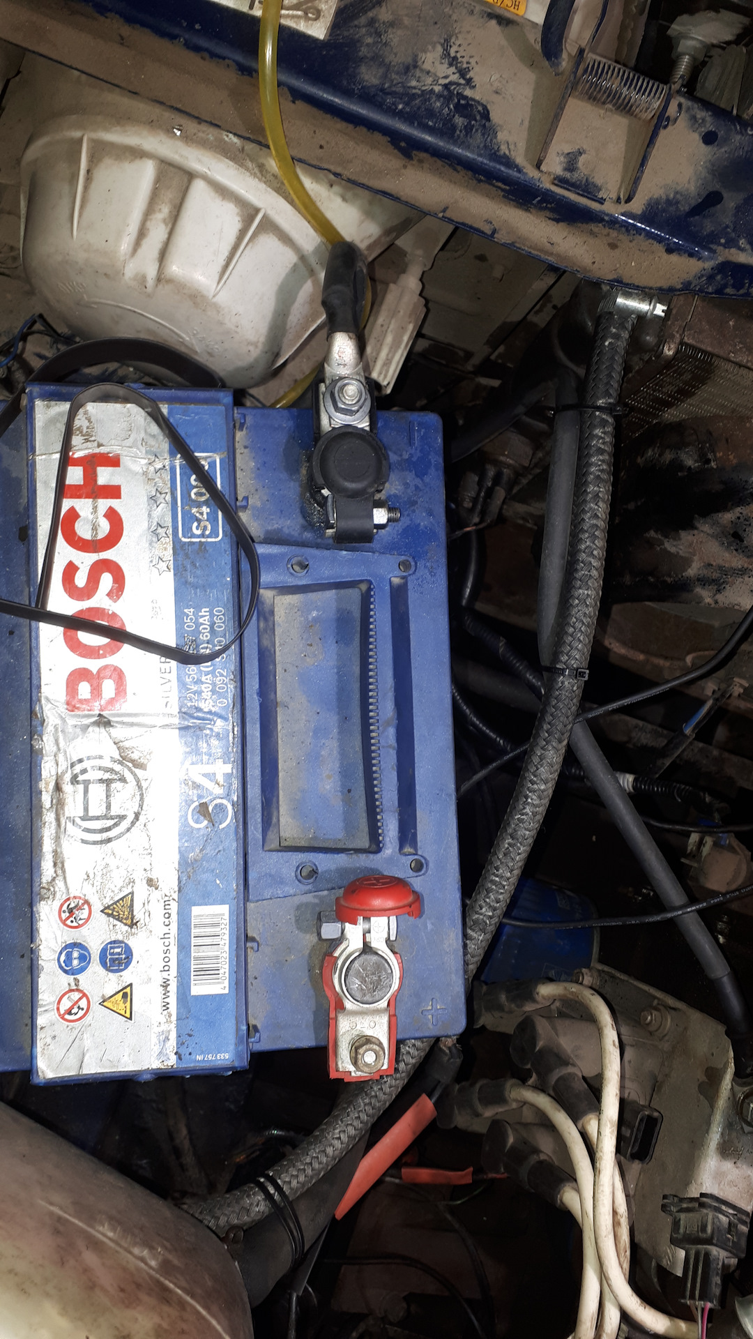 Бачок омывателя иж 2126. Крепление аккумулятора иж ода 2126. Провод акб иж ода. Акб иж ода. Крепеж аккумулятора иж 2717 ода.