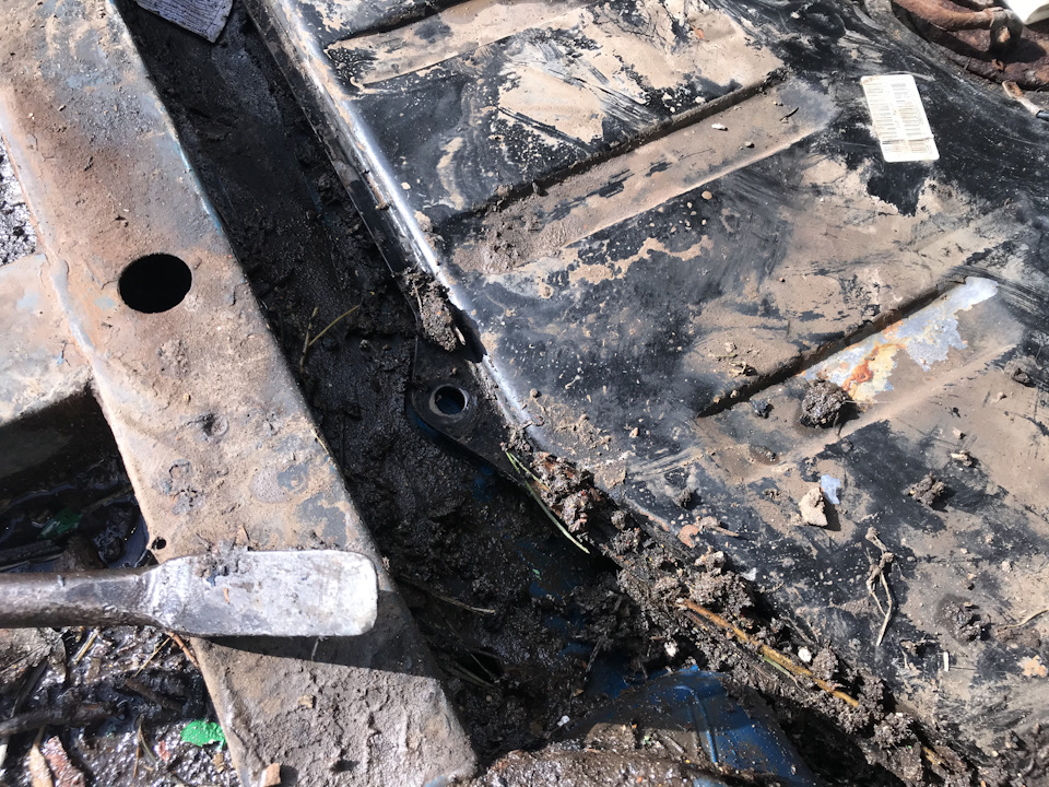 IAAAAgMNHeA 960 Как крепится бензобак на ниве