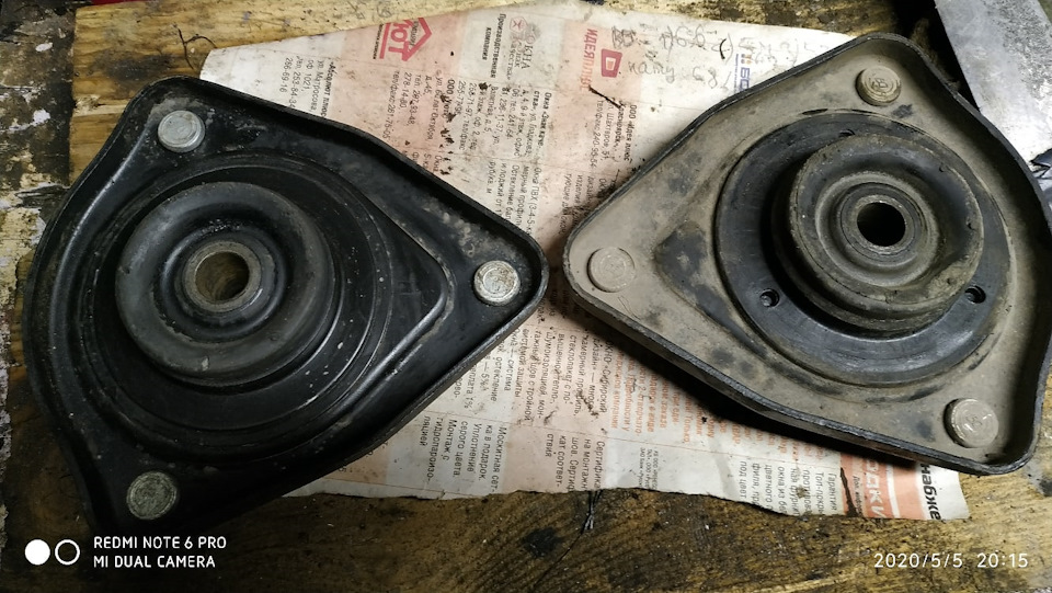 Справа оригинал. отличительная особенность это три выемки на месте подшипника. — Lada Granta. Запчасти на фото: 780253