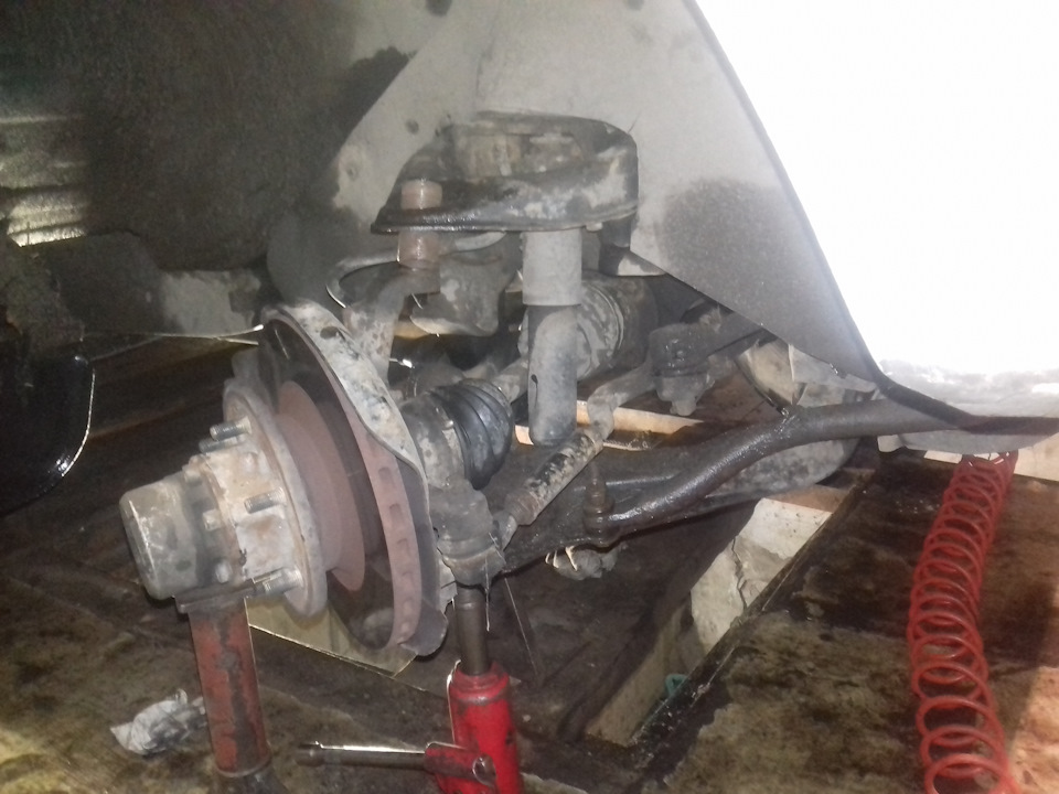 В хаб упор стоит чтобы ступица не висела на шланге. Вывешивать за хаб так нельзя! — Hyundai Galloper