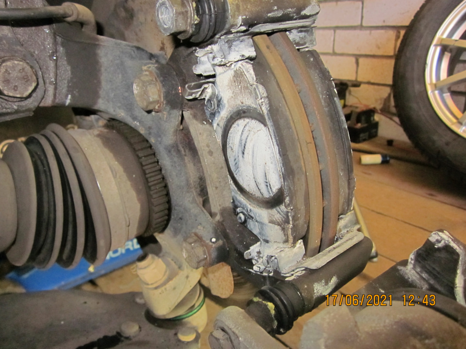 Передний тормоз, вид с откинутым суппортом на внутреннюю колодку. До сюда струя Херкера не дотянулась, паста присутствует практически в том же количестве что и наносилась — Lada Vesta SW (1G)