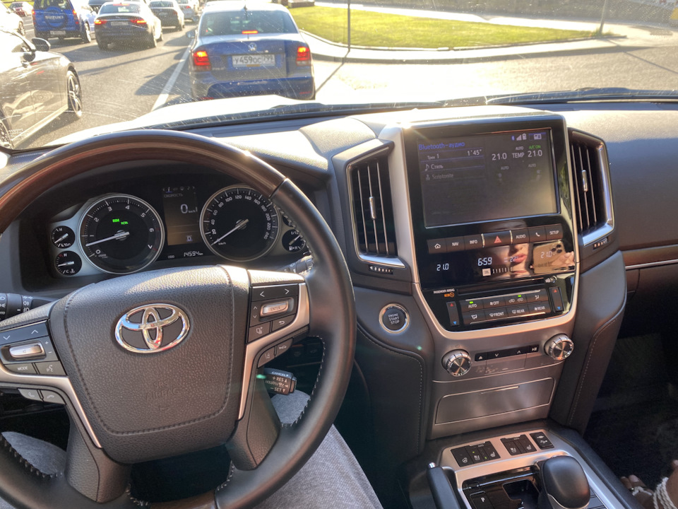 Niva versus the Toyota Land Cruiser and Land Cruiser 200
