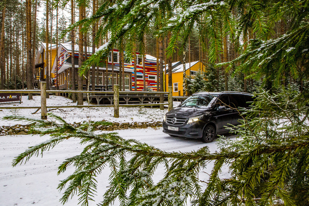 Карелия на машине с детьми отдых. Карельские автомобили. Комплекс Karjala Park Karjala Park. Карелия на авто. Лучшее место для отдыха в Карелии на авто.