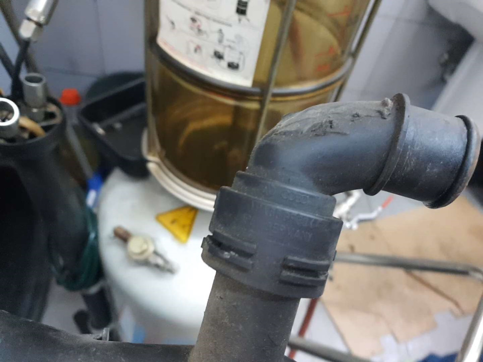 А торчащий угольник кто-то поставил версию с тонким каналом сбоку угольника, и заварил это место. Не захотел оставлять такое безобразие.тоже заменил, на новый оригинальный — Volkswagen Passat B6