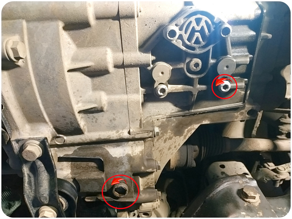 Сливная пробка и ось, которые откручиваем для слива масла — Skoda Octavia A7 Mk3