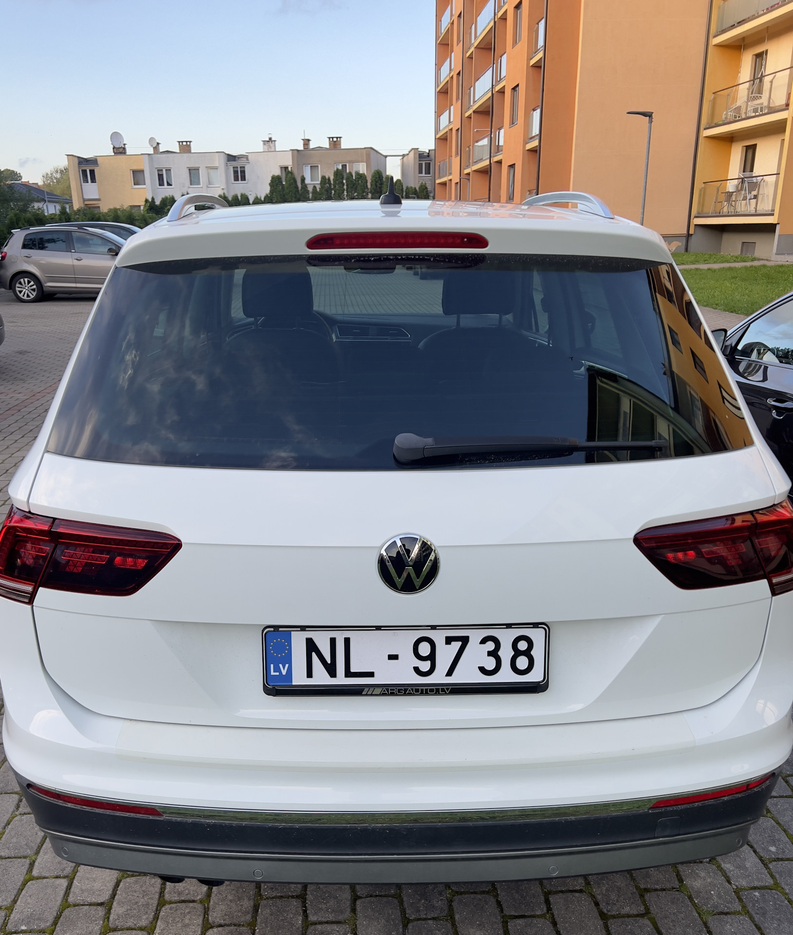 Новые эмблемы VW — Volkswagen Tiguan (2G), 2 л, 2016 года | тюнинг | DRIVE2