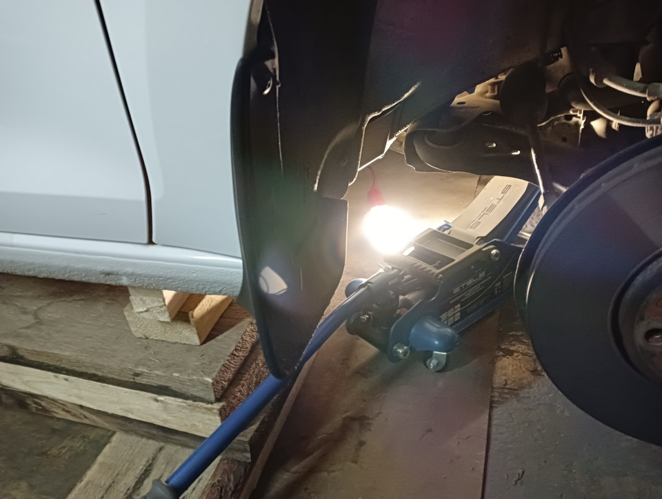 Поддомкрачивание Рапида подкатным домкратом за элементы подвески минуя ...