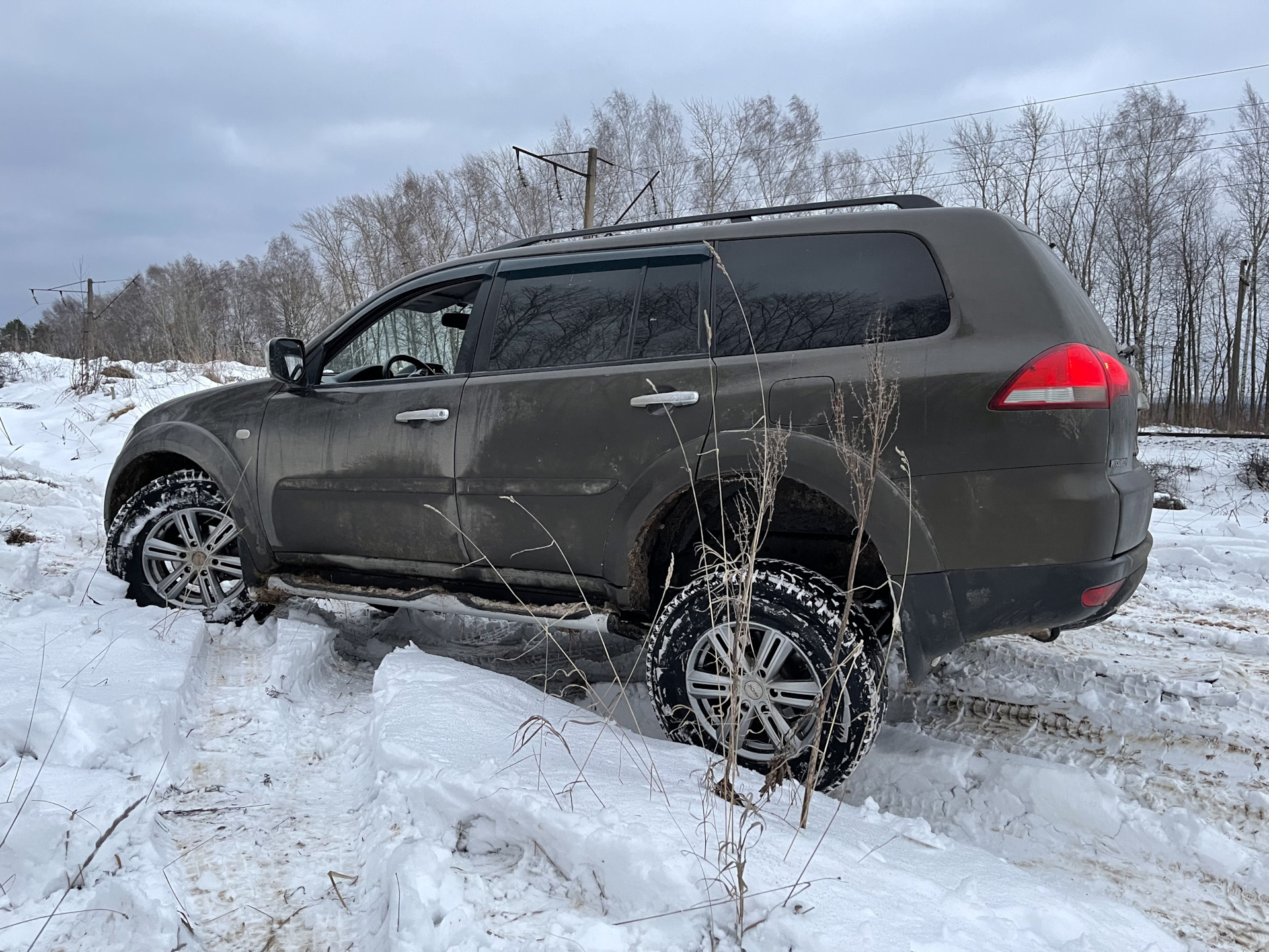 Расход паджеро спорт 2.5. Люстра на Паджеро спорт 2. Митсубиси Паджеро спорт 2 плюсы и минусы. Паджеро спорт 2 брод. Митсубиси Паджеро спорт 2 обучение малому впрыску.