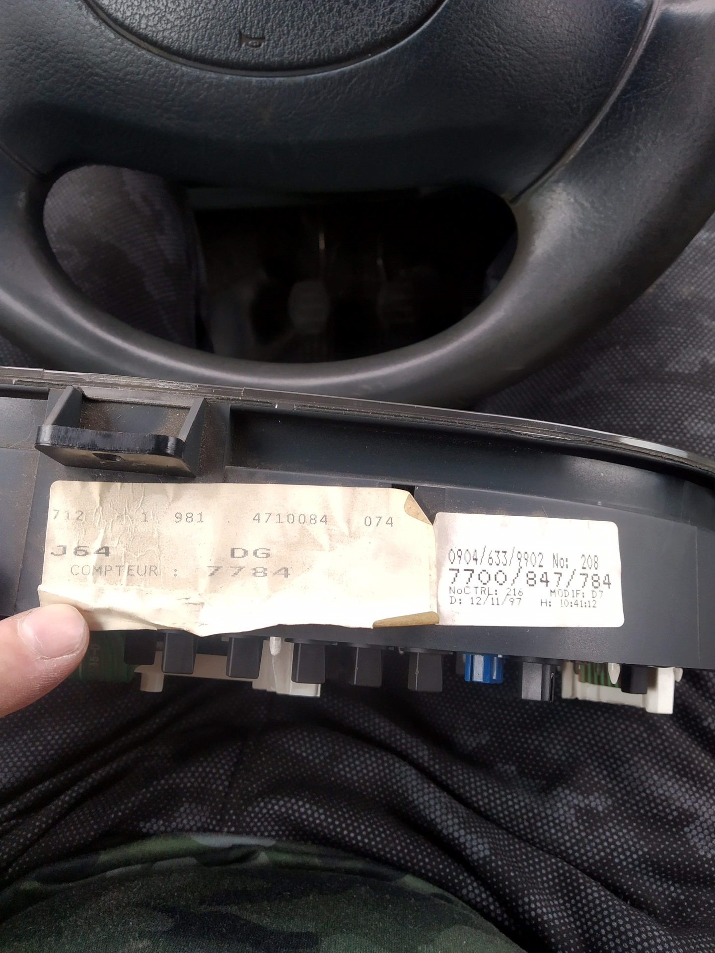 При включении зажигания на панели все стрелки кроме оборотов ...