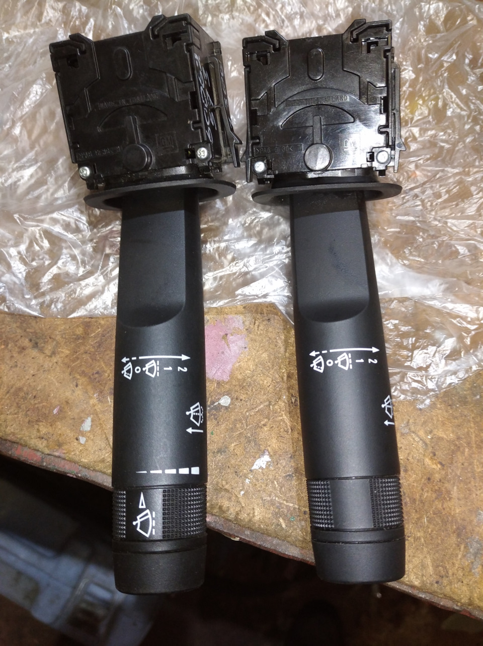 по цвету полностью совпадает с родным. так что заказывать нужно ЭТОТ 20957007 — Chevrolet Cobalt (2G). Запчасти на фото: 20957007