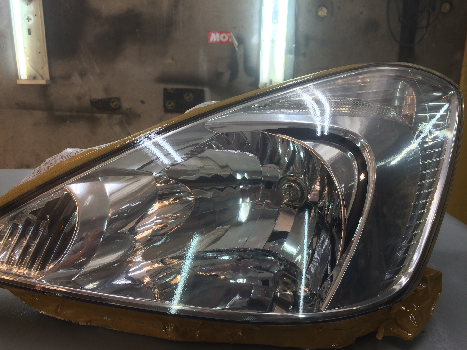 Фары покрытые лаком. Лачим фары. Лакировка фар. Лакированные фары. Керамический лак для фар.