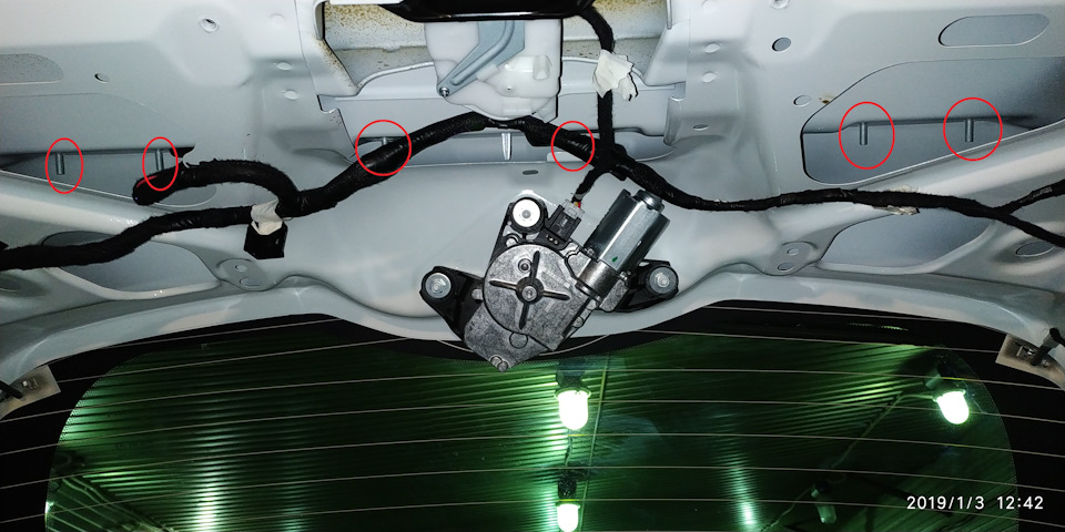 Выкручиваем 6 гаек на 8, чтобы снять панель с подсветкой номера и кнопкой открытия багажника для установки в нее камеры. — Lada Vesta SW (1G)