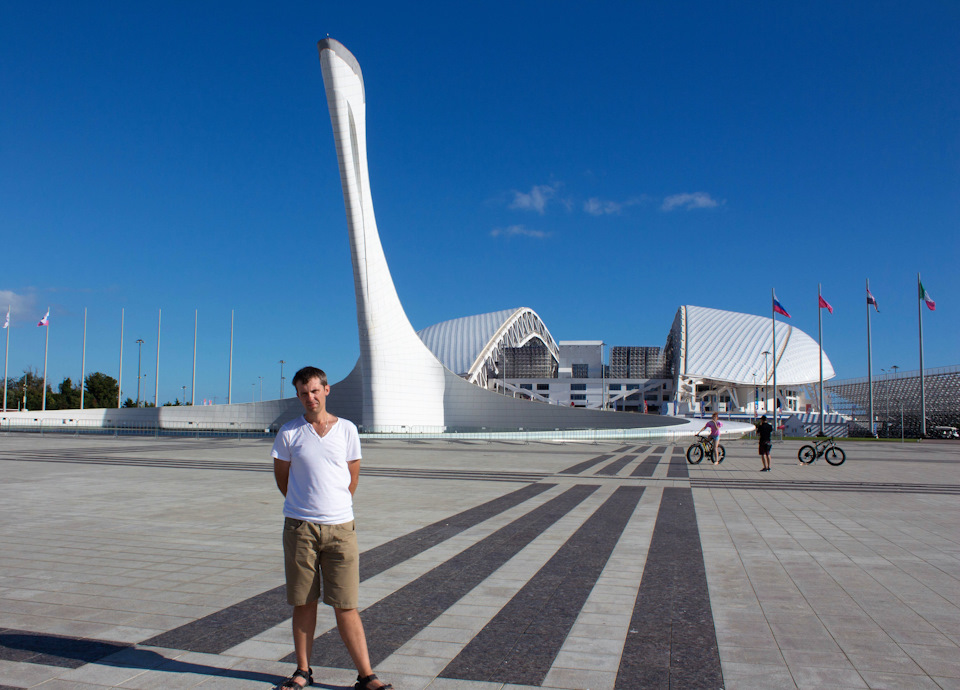 Ночью здесь красочное шоу фонтанов. — Volkswagen Polo Sedan