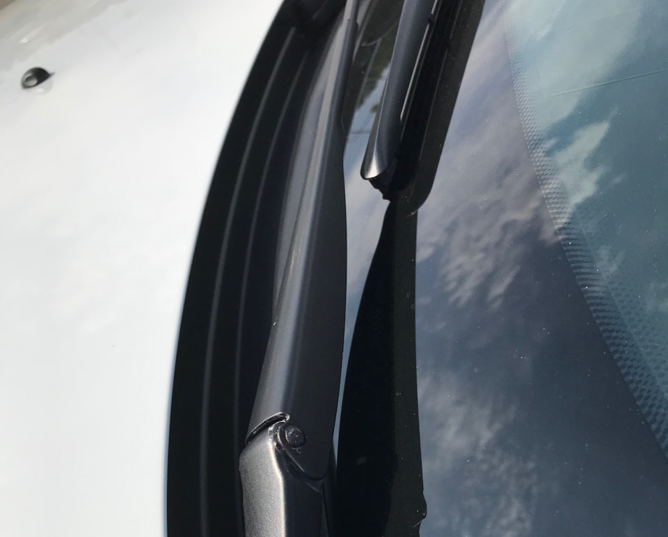 Стал подкрашивать черным маркером, не так заметно, но всё равно действует на нервы — Lada Vesta SW Cross (1G)