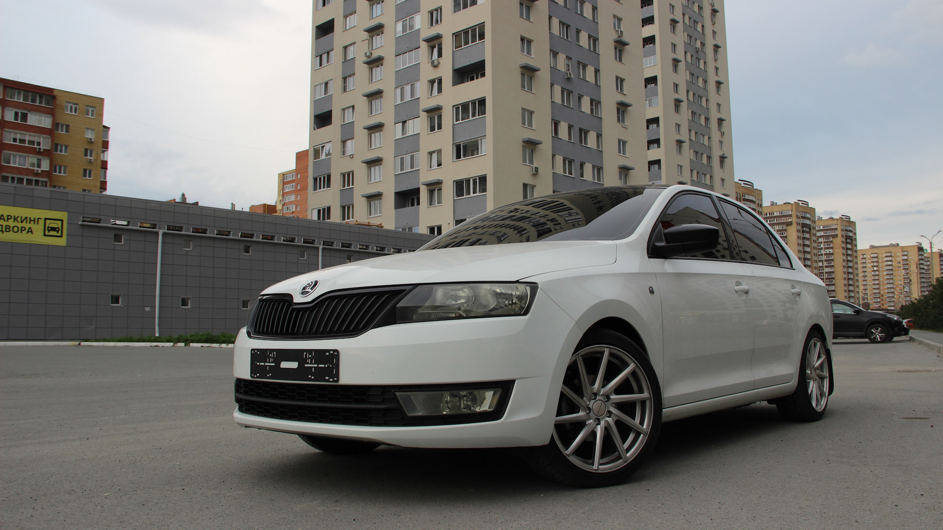 Шкода рапид до 100. Skoda Rapid r17. Шкода Рапид на р17. Skoda Rapid диски r17. Skoda Rapid на 17 дисках.