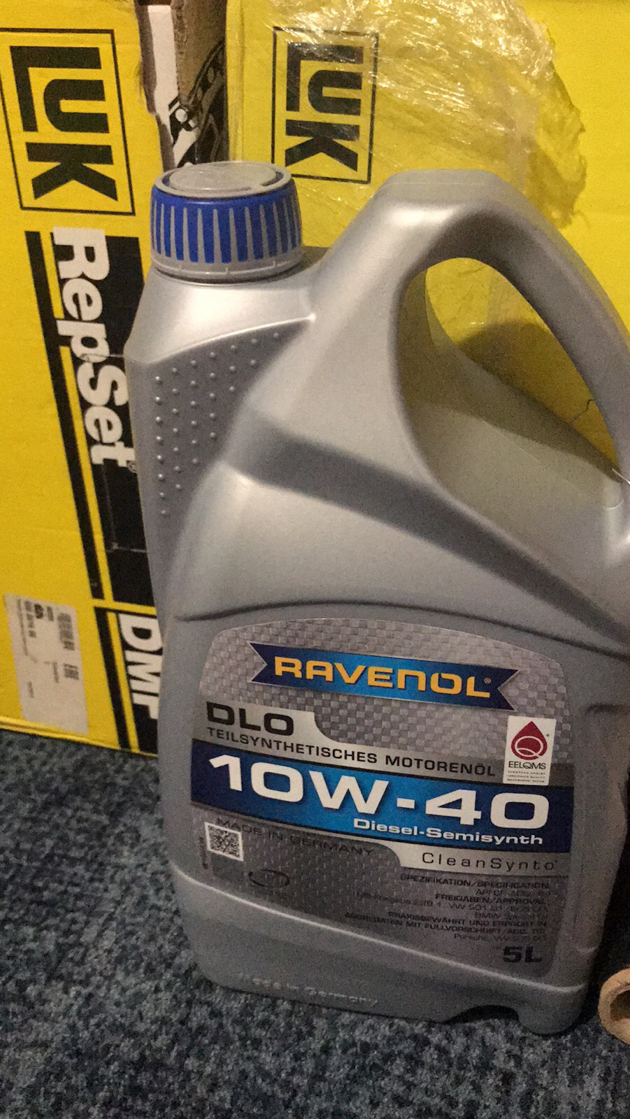 Масло равенол 10w. Ravenol 10w. Равенол 10w 40 полусинтетика. Пробег масло Равенол 10w 40. Немецкие масла Равенол 10w 40.