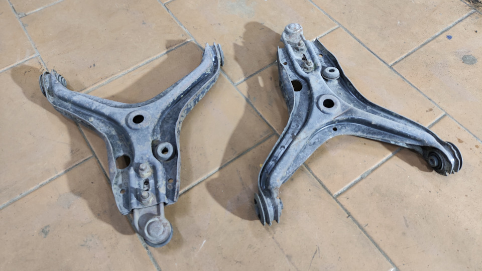 Рычаги передней подвески. на Audi 90 (B2), Audi 80 (B2), Audi Coupe (81 ...
