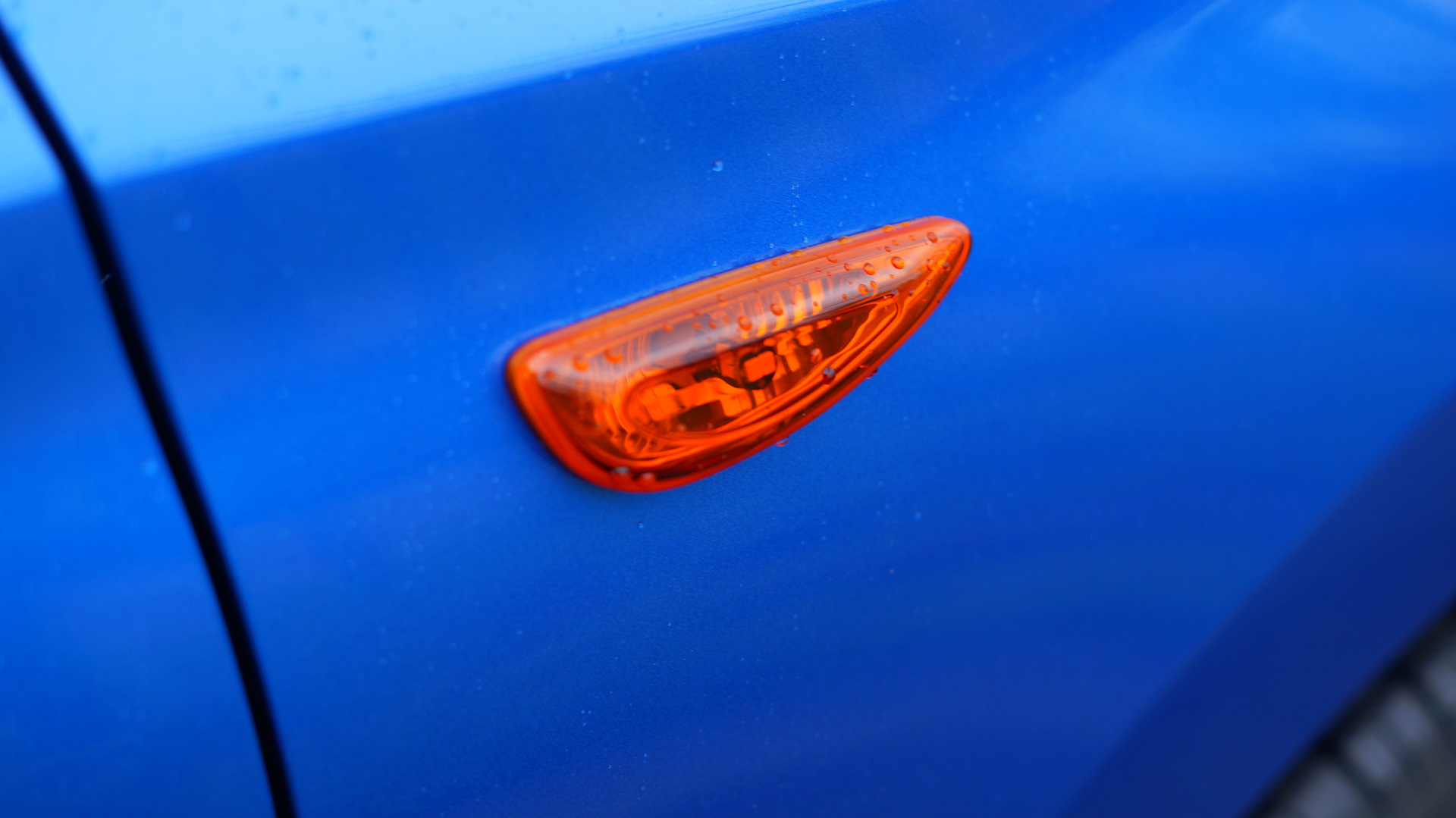 Какого цвета поворотники. Оранжевые поворотники Киа СИД 2008. Оранжевый поворотник Субару. Toyota Prius поворотники оранжевые. Оранжевые поворотники 2112.